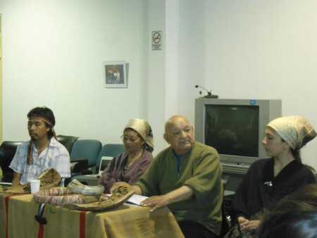 de derecha a izquierda: Fabricio Silva, Lonko Lila Moya, lonko Cesar Dominguez, Janet Leguizamon 